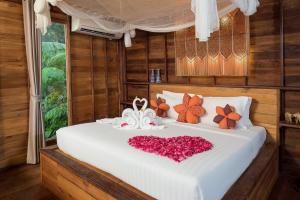 Postel nebo postele na pokoji v ubytování Serendipity Beach Resort Koh Lipe