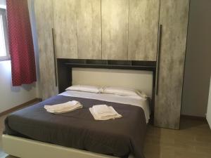 een slaapkamer met een bed met twee handdoeken erop bij Antica Casa Nella in Venas