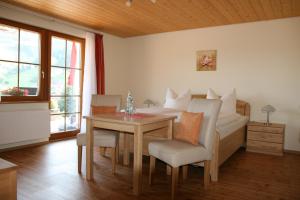 Postel nebo postele na pokoji v ubytování Gästehaus Sonnhalde + 13 fotografií