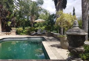 una piscina con una fuente en un patio en 35 on Basil en Caledon