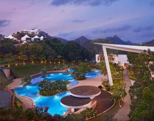 Výhled na bazén z ubytování Taj Aravali Resort & Spa Udaipur nebo okolí