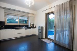 O bucătărie sau chicinetă la Villa Jotun Icmeler Daily Weekly Rentals