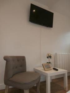 TV a/nebo společenská místnost v ubytování au Claire de lune