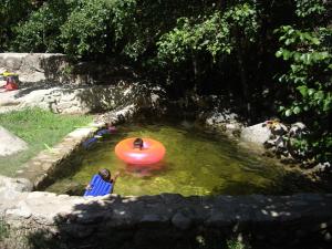 una persona en un charco de agua con una balsa naranja en Casa Cucuzzolo, en Isca sullo Ionio