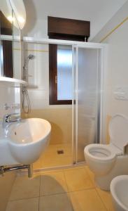 La salle de bains est pourvue de toilettes et d'un lavabo. dans l'établissement Condominio Pleione, à Bibione