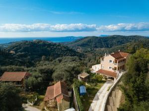 eine Luftansicht eines Hauses in einem Dorf in der Unterkunft Margarita's Home Magoulades Corfu in Magouládes