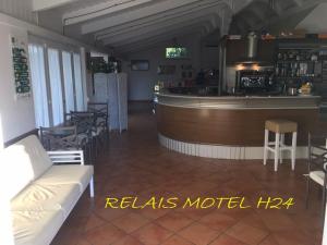 un salon avec une cuisine et un bar dans l'établissement MOTEL 24H, à Aversa
