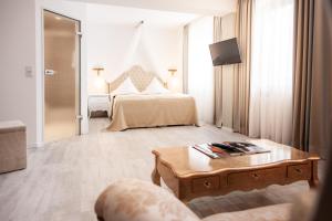 a hotel room with a bed and a coffee table at Hotel Wulff in Bad Sassendorf