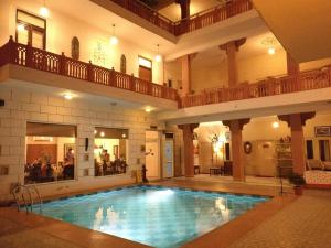 Bazén v ubytování Suryaa Villa - A Boutique Heritage Hotel nebo v jeho okolí