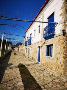 a street in a town with a building at Quinta Ribeiro Tanquinhos in Tancos