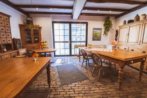 una habitación grande con una mesa y sillas en Gästehaus Kersting, en Meerbusch