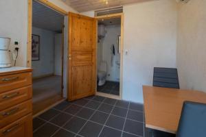 Pokój z kuchnią i łazienką z toaletą w obiekcie Understedvej 103 w mieście Sæby