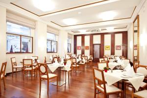 A restaurant or other place to eat at Graben Hotel