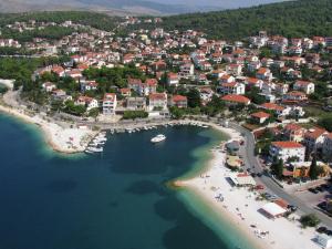 Fotografie z fotogalerie ubytování Charming Apartment in Okrug Donji near Sea v destinaci Okrug Donji