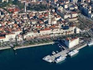 Fotografie z fotogalerie ubytování Charming Apartment in Okrug Donji near Sea v destinaci Okrug Donji