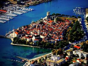 Fotografie z fotogalerie ubytování Charming Apartment in Okrug Donji near Sea v destinaci Okrug Donji