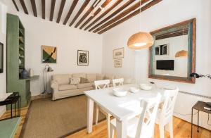 sala de estar con mesa blanca y sillas en Apartamento La Buena Guarda, en Madrid