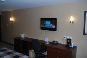TV a/nebo společenská místnost v ubytování Days Inn by Wyndham Brampton