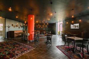 Restoran atau tempat lain untuk makan di HomeBridge Hotel Apartments