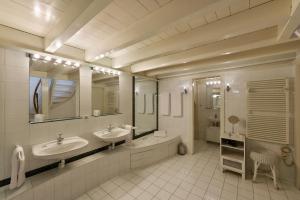 Koupelna v ubytování L'Hôtel by Hostellerie du Château