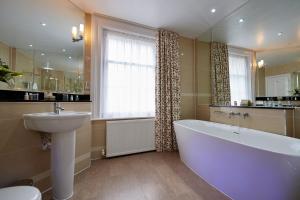 Koupelna v ubytování Norfolk Royale Hotel