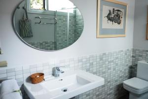 サンルーカル・デ・バラメダにあるHostal Casa Limonのバスルーム(白い洗面台、鏡付)