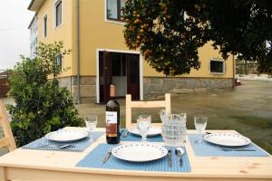 ヴィラ・ノヴァ・デ・ガイアにあるCasa Celeste Portugalのワインのボトルとグラスが置かれたテーブル