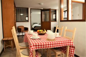 ヴィラ・ノヴァ・デ・ガイアにあるCasa Celeste Portugalの赤白チェッカーテーブル布付テーブル