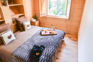 En eller flere senge i et værelse på Chalet Les Gentianes