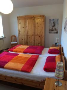 クックスハーフェンにあるFerienwohnung Lortzのベッドルーム(カラフルな毛布付きのベッド2台付)