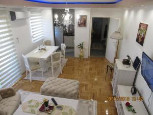 a living room with a table and a dining room at Apartman Tea 2 in Banja Luka