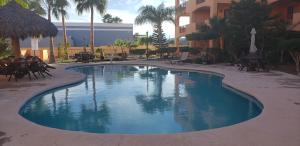 ein Schwimmbad in der Mitte eines Resorts in der Unterkunft El Pueblo D-303 By Monte vista, Rocky Point in Puerto Peñasco
