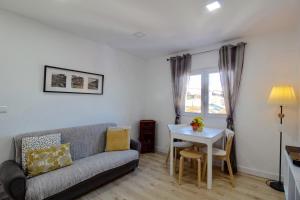 a living room with a couch and a table at Casa de Gaia in Vila Nova de Gaia