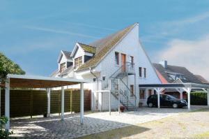 a house with a car parked in front of it at Ferienwohnung Holtenau in Altenholz