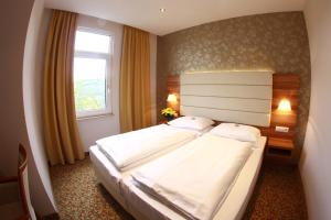 Postel nebo postele na pokoji v ubytování Schlosshotel Molkenkur