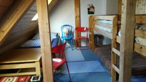 a room with two bunk beds and a desk and a chair at Ferienwohnung Jugl in Schwarzenbach am Wald