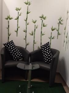 ein Wohnzimmer mit einem Sofa und einem Wandbild aus Bambus in der Unterkunft Design Home 1020 in Wien