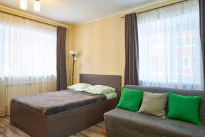 トムスクにある"GOOD NIGHT" on Nikitina 17aのベッドルーム1室(ベッド1台、ソファ、窓付)