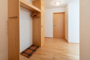 un couloir vide avec un placard et une porte dans l'établissement LAAX Homes - Capolgarten 3,7, à Flims