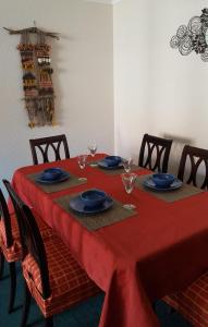 una mesa de comedor con un mantel rojo. en Desconectate departamento en Pucon, en Pucón