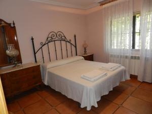 テルエルにあるChalet Puerta Castralvoのベッドルーム1室(ベッド1台、ドレッサー、窓付)