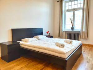 een slaapkamer met een groot bed met twee handdoeken erop bij Brivibas Center Apartments in Rīga