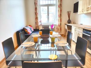 een eetkamer en keuken met een tafel en stoelen bij Brivibas Center Apartments in Rīga +34 foto's