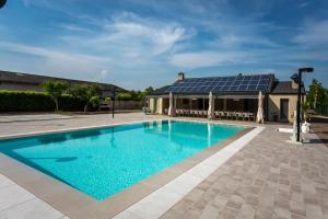Bazén v ubytovaní Agriturismo Corte Casello alebo v jeho blízkosti