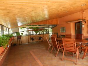テルエルにあるChalet Puerta Castralvoの木製の天井とテーブルと椅子付きのパティオ