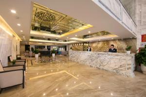 vestíbulo de un hotel con mostrador de recepción en Sen Grand Hotel & Spa managed by Sen Group, en Hanói
