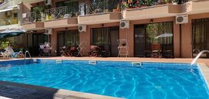 Bazén v ubytování Park and pool Studio Apostolovi nebo v jeho okolí + 19 fotografií