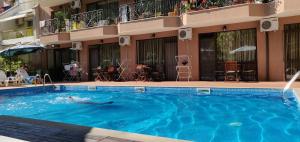 Bazén v ubytování Park and pool Studio Apostolovi nebo v jeho okolí