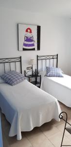フエンヒロラにあるApartamento Nuevo RONDA IVのベッドルーム1室(隣り合わせのベッド2台付)