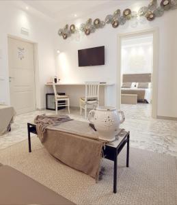 salon z wazą na stole w obiekcie FLOS Guest House w mieście Lucera